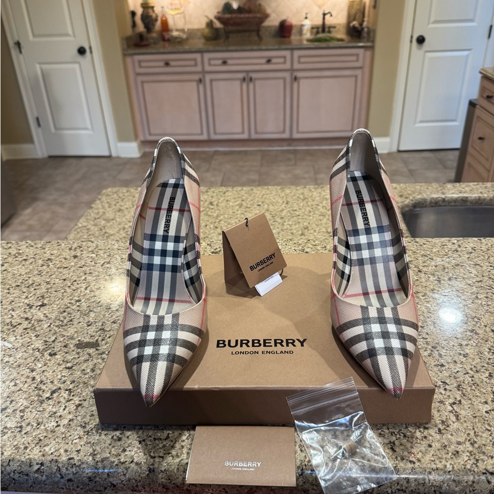 Authentic Burberry Pump. Purchase includes original box and heel caps - Picture 7 of 16